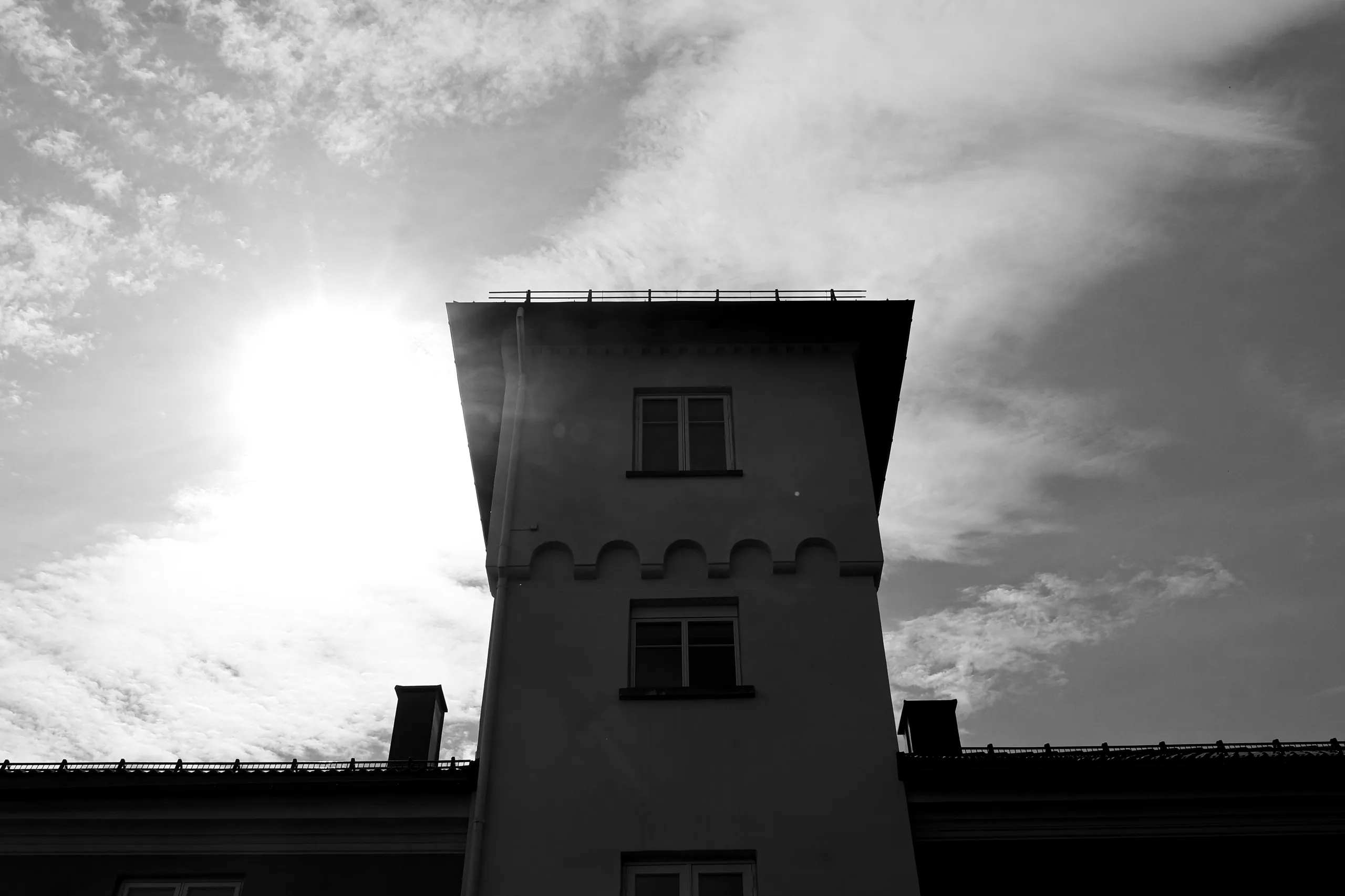 Fasade - BW på Chitra house