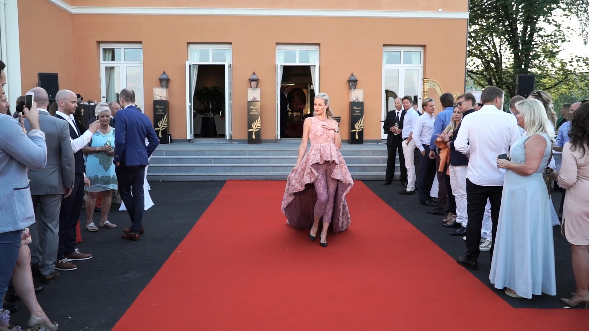 LadyWalking på Chitra house
